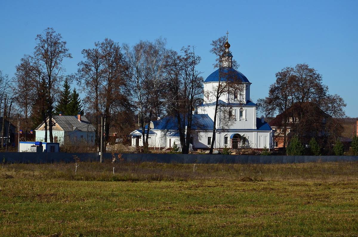 общий вид в ландшафте. Церковь Успения Пресвятой Богородицы, Серебряно (Мещовский район, Калужская область)