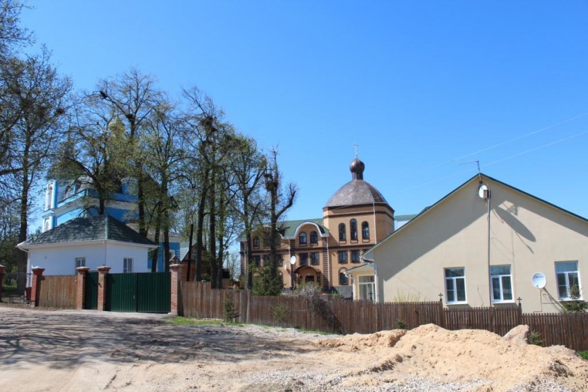 Богородицерождественская девичья пустынь, Барятино (Дзержинский район, Калужская область). общий вид в ландшафте, Вид с юга: сторожка, Богородицерождественский храм, храм Сергия Радонежского, хозяйственный корпус.