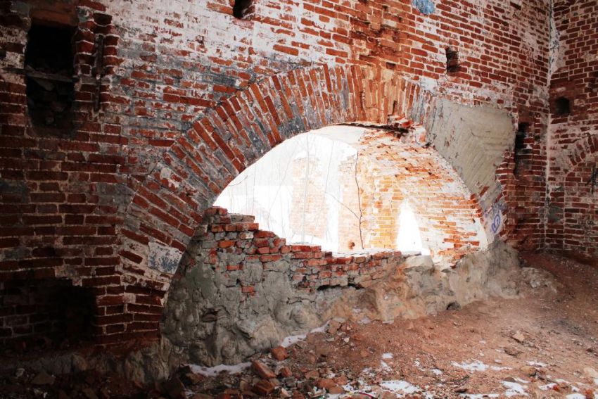 Церковь Николая Чудотворца, Авчурино (Ферзиковский район, Калужская область). интерьер и убранство, Вход в алтарь частично заложен кирпичом