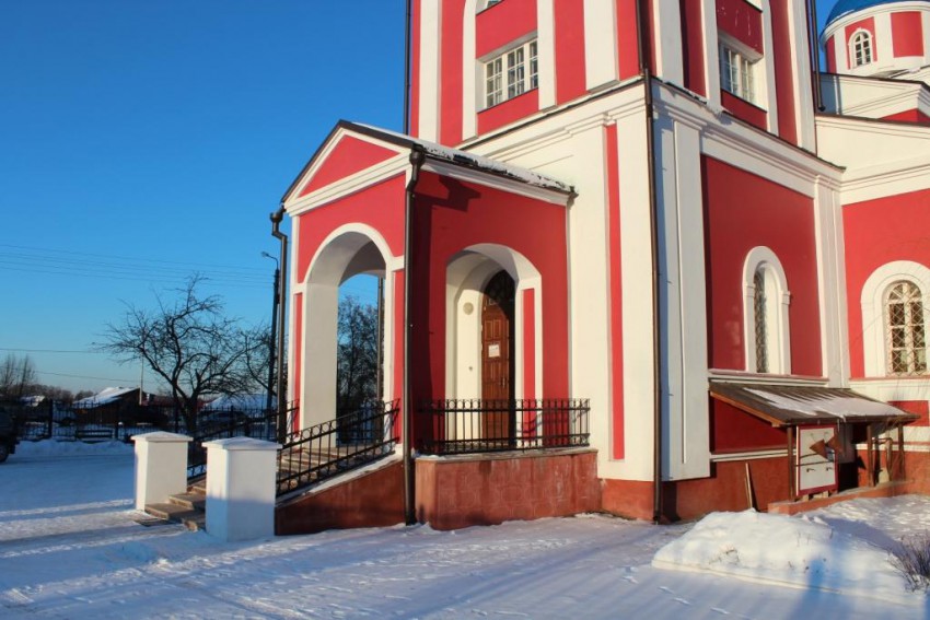 Церковь Елисаветы Феодоровны, Белоусово (Жуковский район, Калужская область). архитектурные детали, Крыльцо храма