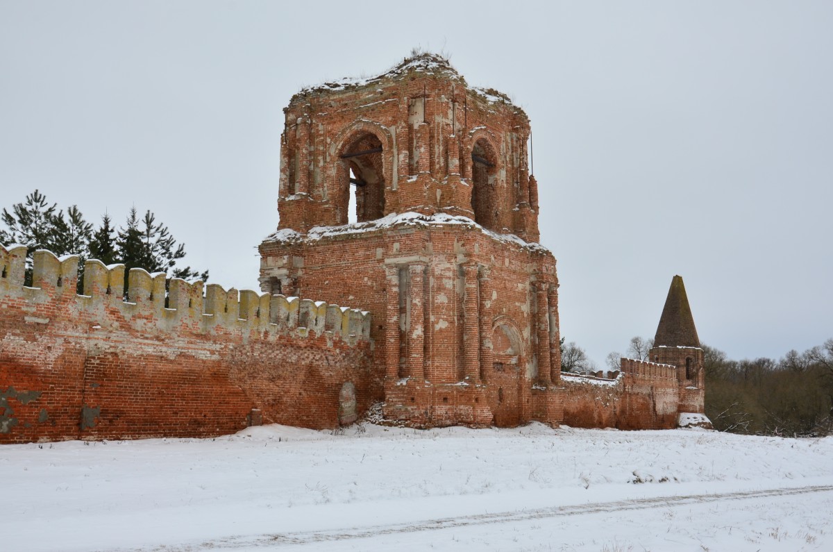 Севск. Спасо-Преображенский монастырь. архитектурные детали, Фрагмент западной стены с колокольней
