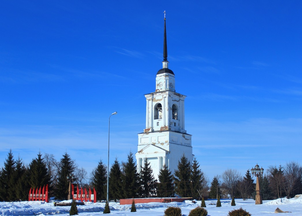 Севск. Часовня Успения Пресвятой Богородицы в колокольне Успенского собора. общий вид в ландшафте