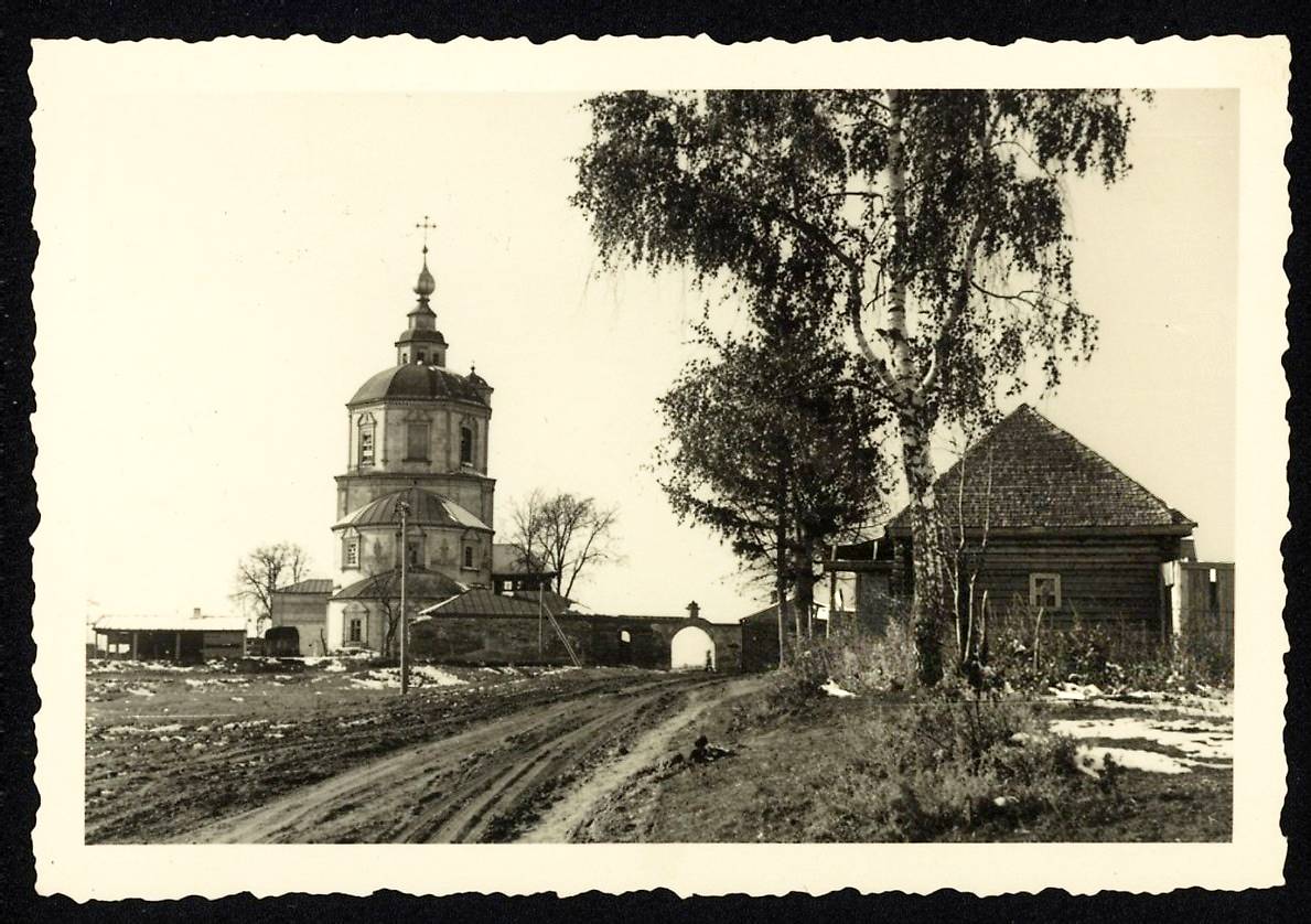 Вид с востока. Фото 1941 г. с аукциона e-bay.de, архивная фотография. Карачевский Воскресенский мужской монастырь. Церковь  Воскресения Словущего, Бережок (Карачевский район, Брянская область)