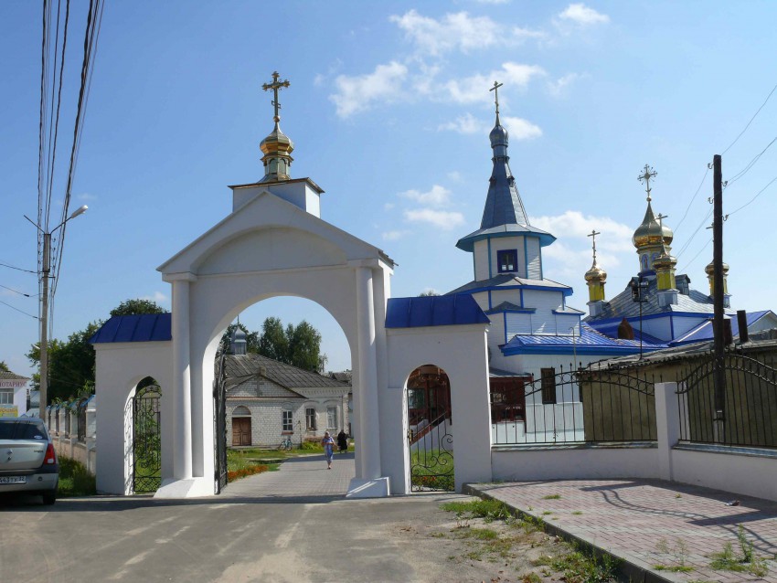 Климово. Церковь Успения Пресвятой Богородицы. общий вид в ландшафте, Вид от врат на территорию храма