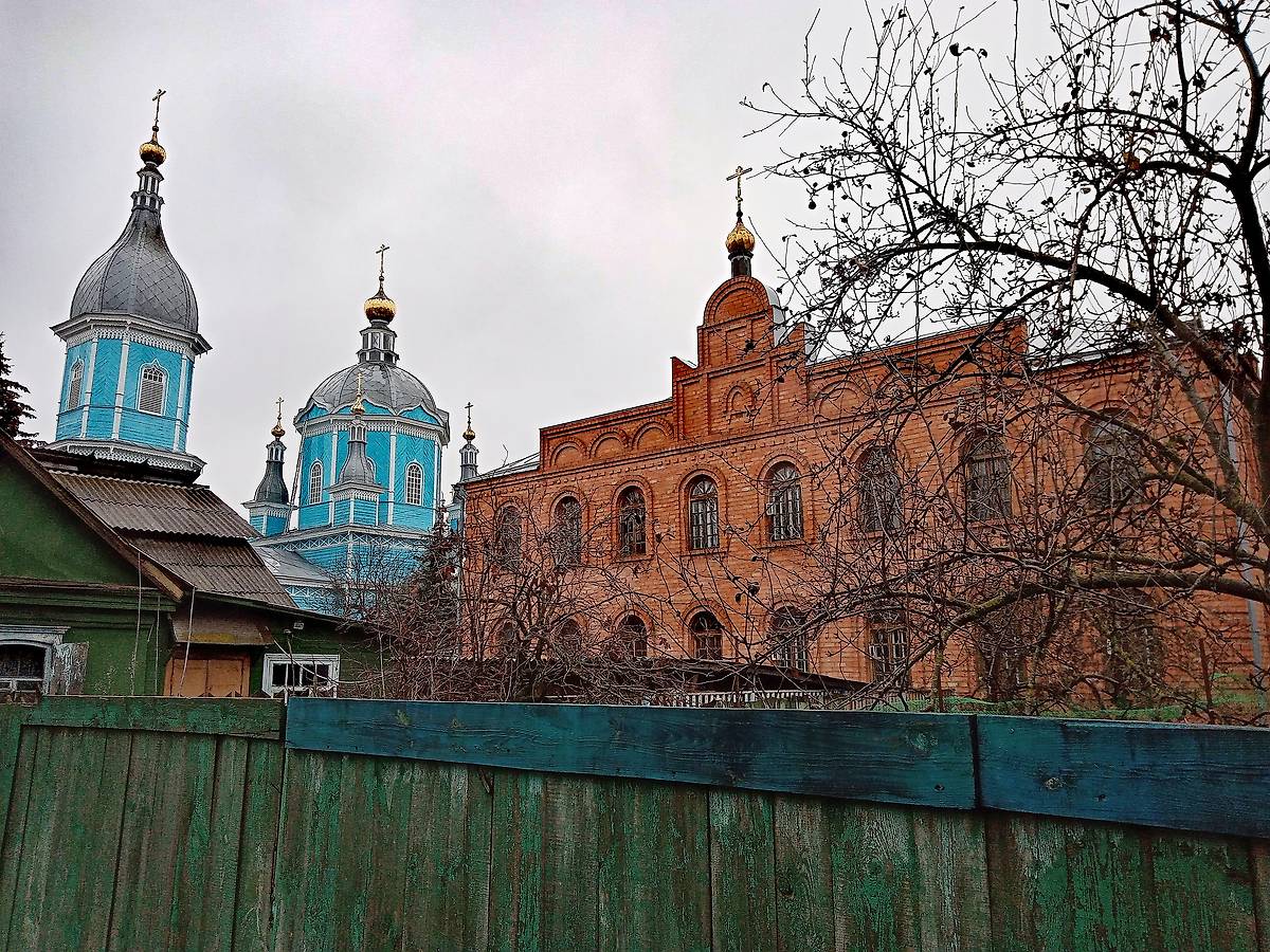 Вид на храм и административно-хозяйственный корпус с улицы Первомайской, дополнительная информация. Церковь Преображения Господня (новая), Новозыбков (Новозыбковский район и г. Новозыбков, Брянская область)