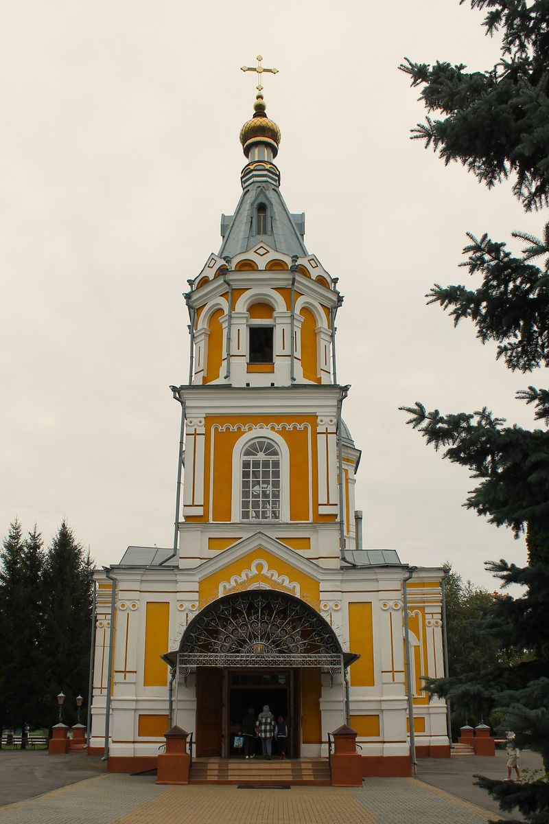 Собор Чуда Архистратига Михаила, Новозыбков (Новозыбковский район и г. Новозыбков, Брянская область). общий вид в ландшафте, Вид на колокольню и главный вход в собор