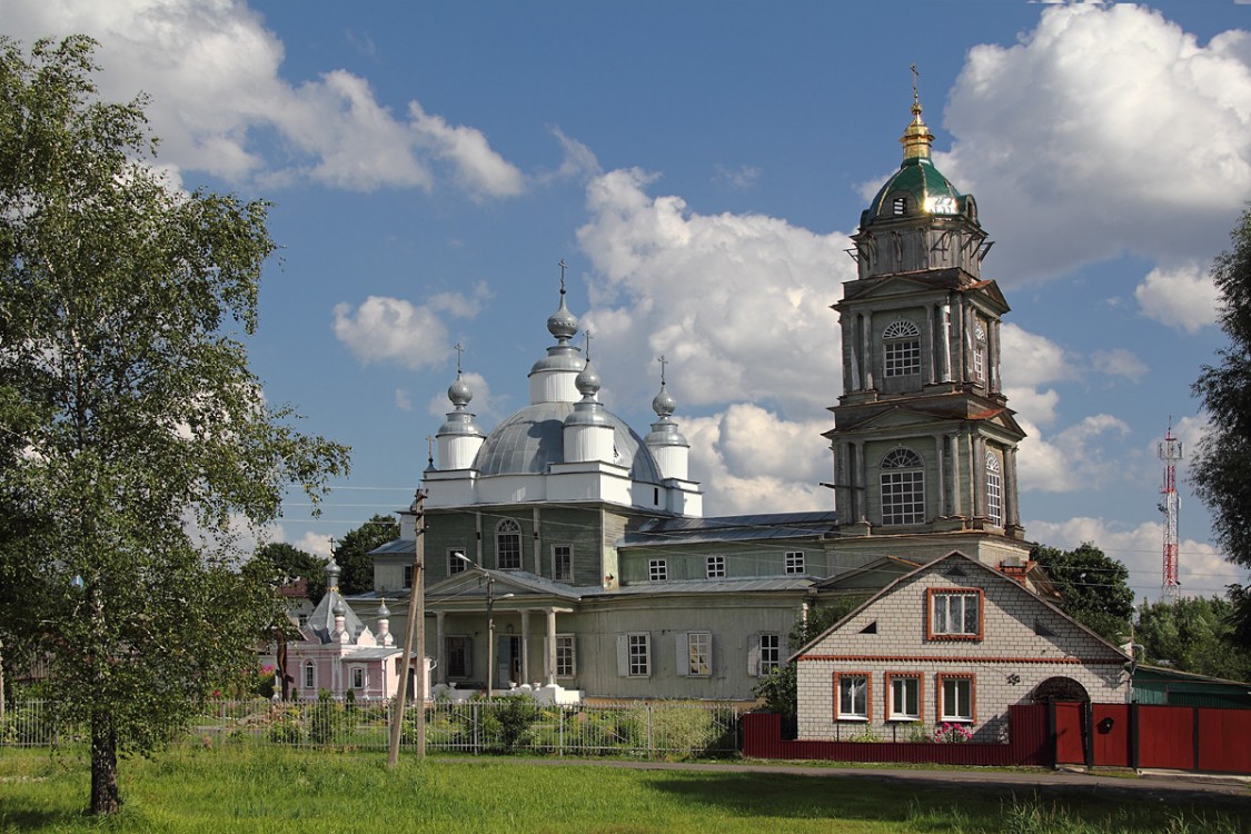 Новозыбков. Церковь Николая Чудотворца и Рождества Пресвятой Богородицы. общий вид в ландшафте