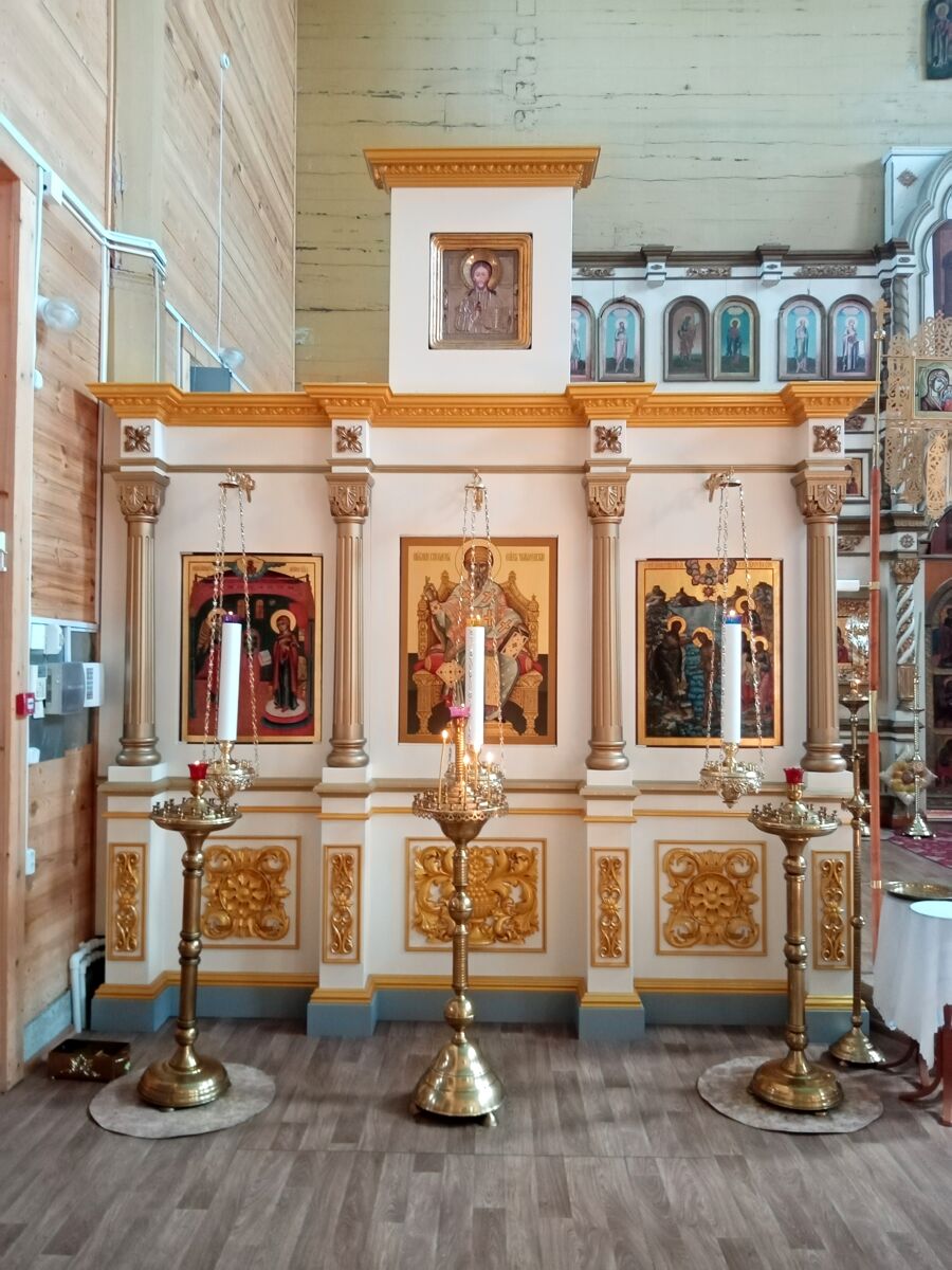Церковь Николая Чудотворца и Рождества Пресвятой Богородицы, Новозыбков (Новозыбковский район и г. Новозыбков, Брянская область). интерьер и убранство, Киот с иконами напротив левой части иконостаса