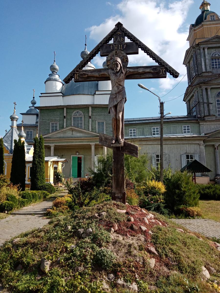 Церковь Николая Чудотворца и Рождества Пресвятой Богородицы, Новозыбков (Новозыбковский район и г. Новозыбков, Брянская область). дополнительная информация, Поклонный крест на территории храма