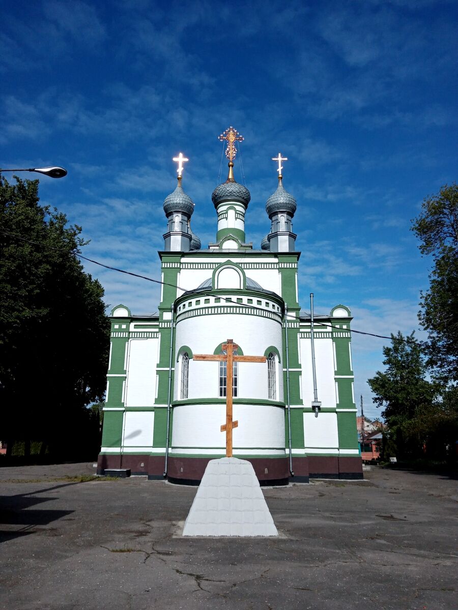 Церковь Троицы Живоначальной, Новозыбков (Новозыбковский район и г. Новозыбков, Брянская область). общий вид в ландшафте, Вид поклонного креста и алтарной части храма