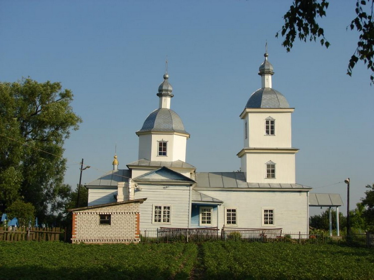 Церковь Параскевы Пятницы, Заречное (Погарский район, Брянская область). общий вид в ландшафте, в 2008 произведен ремонт церкви