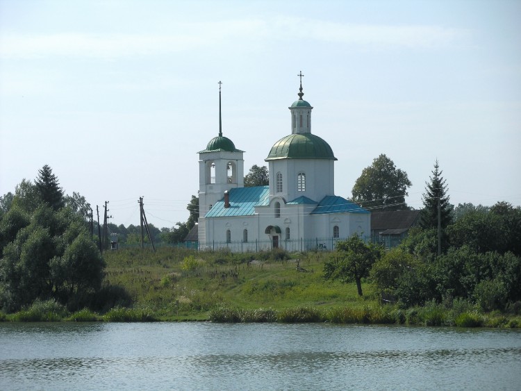 Церковь Покрова Пресвятой Богородицы, Мирковы Уты (Выгоничский район, Брянская область). общий вид в ландшафте, Фото: Мамеев Вячеслав. Специально для каталога.