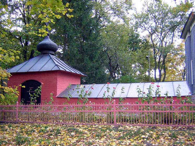 Церковь Успения Пресвятой Богородицы, Красный Рог (Почепский район, Брянская область). дополнительная информация, Усыпальница А.К. и С.А. Толстых, пристроенная к церкви