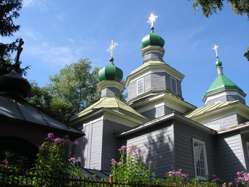 Церковь Успения Пресвятой Богородицы, Красный Рог (Почепский район, Брянская область). архитектурные детали, Вид на алтарь. Слева видна часовня-усыпальца А.К. Толстого.