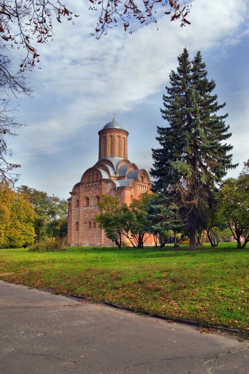 Чернигов. Церковь Параскевы Пятницы. общий вид в ландшафте