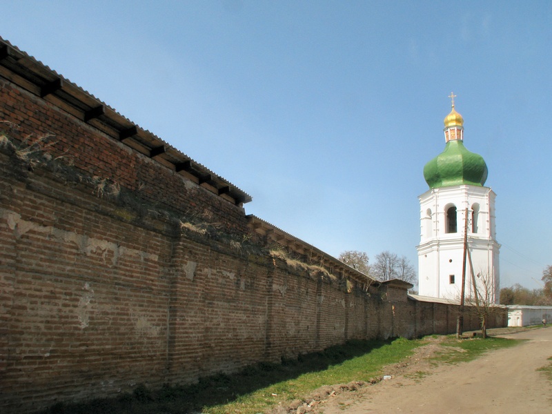 Успенский Елецкий женский монастырь, Чернигов (Черниговский район, Украина, Черниговская область). дополнительная информация, Лишь вдоль забора открывается вид без деревьев