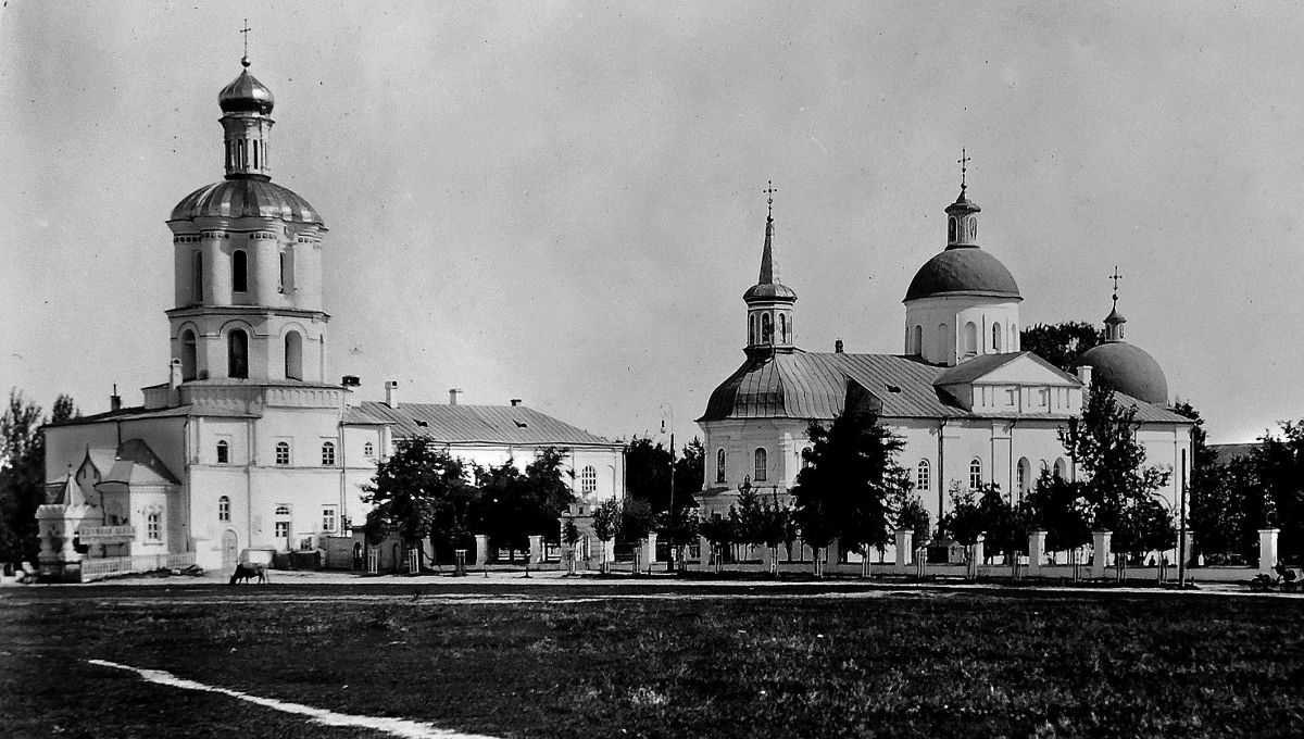 Собор Бориса и Глеба, Чернигов (Черниговский район, Украина, Черниговская область). архивная фотография, Слева Коллегиум. Фото начала ХХ в.