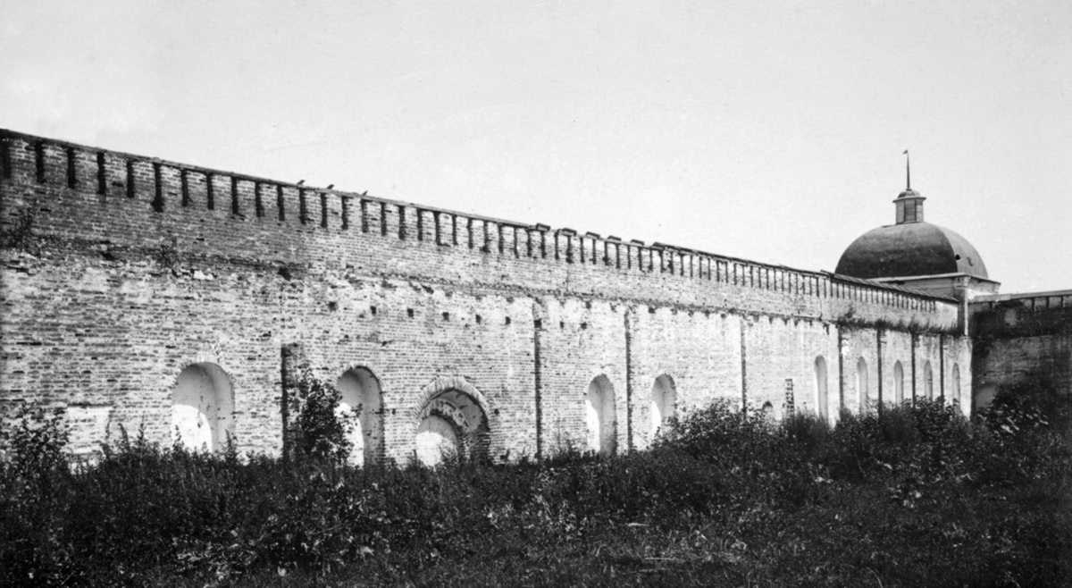 Спасо-Преображенский монастырь, Новгород-Северский (Новгород-Северский район, Украина, Черниговская область). архивная фотография, Фрагмент стены, вид со стороны двора. Фото С.А. Таранушенко и П.Н. Жолтовского из экспедиции Харьковского музея украинского искусства, 1920-е г.г. Адрес хранения: Институт рукописи Национальной библиотеки Украины им. И. Вернадского