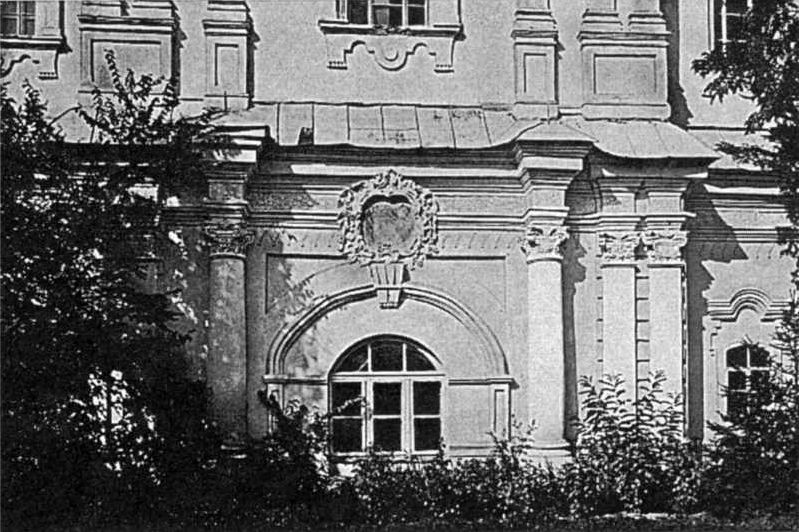 Кирилловский монастырь. Церковь Афанасия и Кирилла, Патриархов Александрийских, Дорогожичи (Подольский район, Украина, г. Киев). архивная фотография, Колокольня, первый ярус. Источник: Лукомский Г.К. «Киев: церковная архитектура XI–XIX века; византийское зодчество; украинское барокко». Мюнхен, 1923 г.