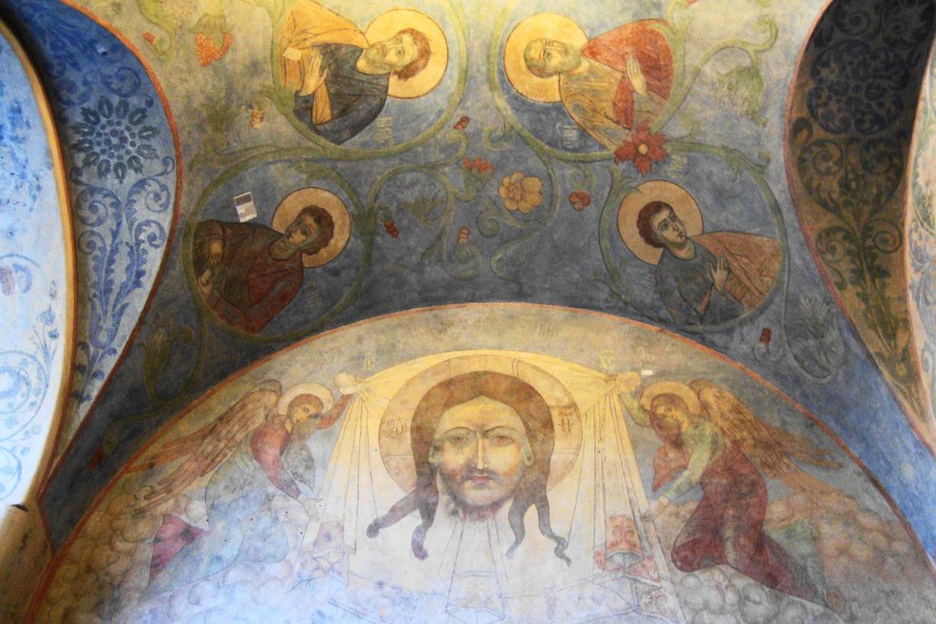 Собор Феодоровской иконы Божией Матери и Александра Невского в память 300-летия Дома Романовых, Центральный район (Санкт-Петербург, г. Санкт-Петербург). интерьер и убранство, Сохранившаяся роспись царской лестницы - над входом.
