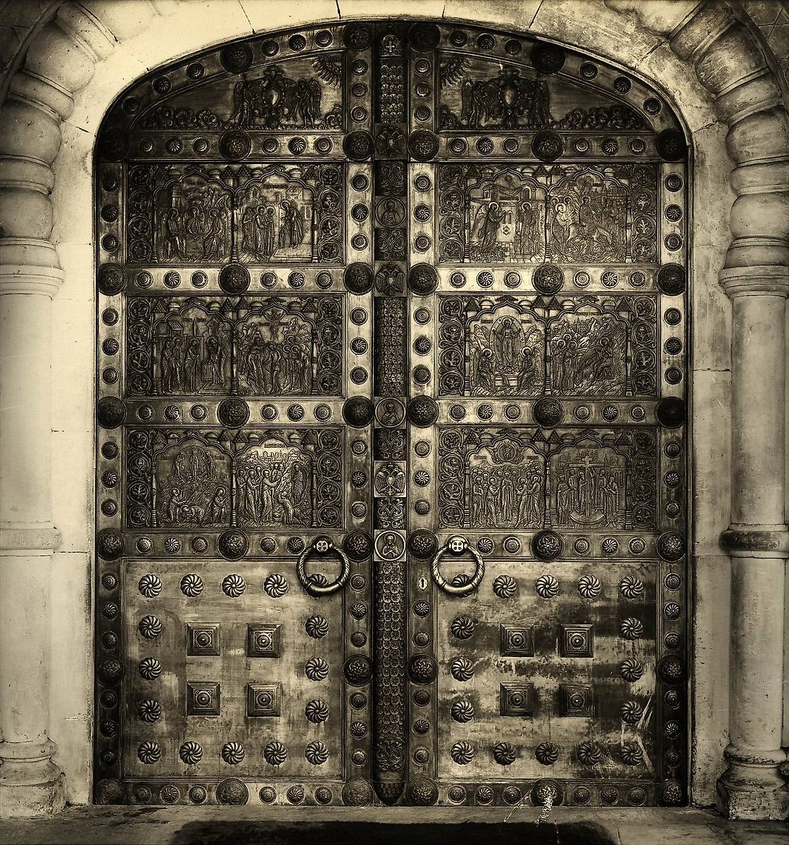 Входные двери в верхний храм в честь Феодоровской иконы Божией Матери. Фото 1914 г., архивная фотография. Собор Феодоровской иконы Божией Матери и Александра Невского в память 300-летия Дома Романовых, Центральный район (Санкт-Петербург, г. Санкт-Петербург)