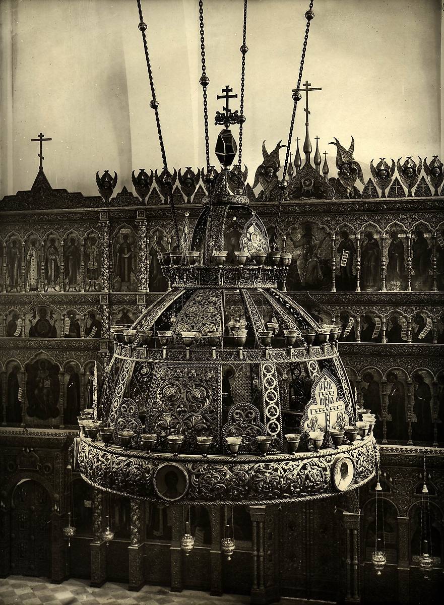 Паникадило-хорос в виде царской шапки. Интерьер верхнего храма в честь Феодоровской иконы Божией Матери. Фото 1914 г., архивная фотография. Собор Феодоровской иконы Божией Матери и Александра Невского в память 300-летия Дома Романовых, Центральный район (Санкт-Петербург, г. Санкт-Петербург)