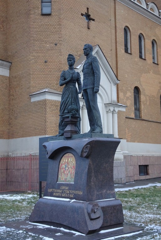 Церковь Воскресения Христова у Варшавского вокзала, Адмиралтейский район (Санкт-Петербург, г. Санкт-Петербург). дополнительная информация, Памятник Царственным страстотерпцам