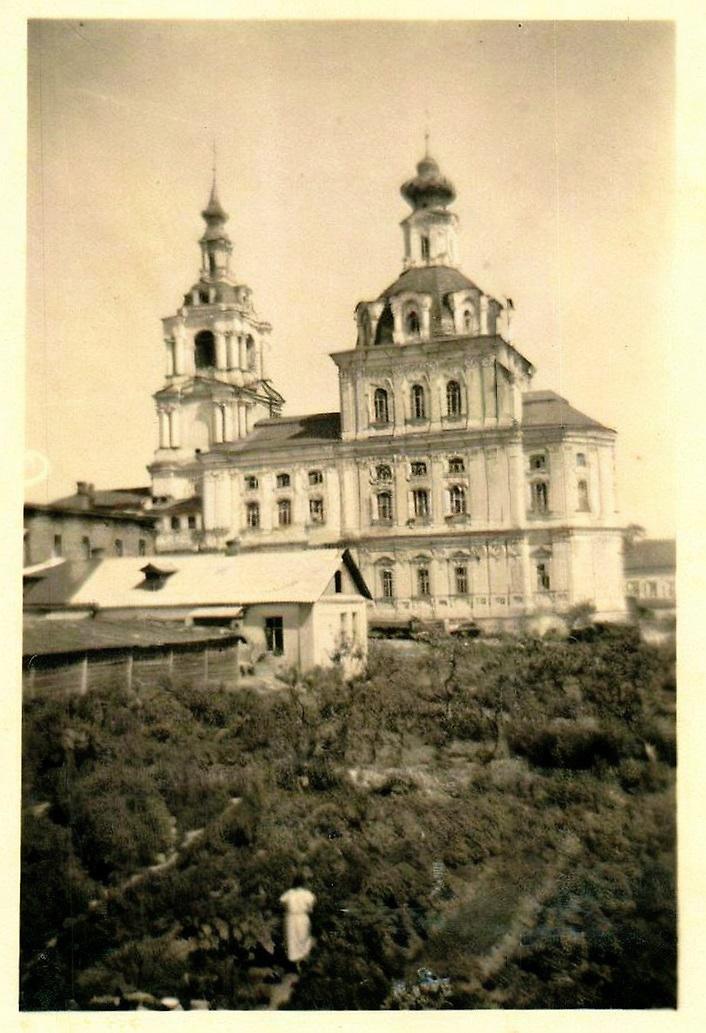 Боковой фасад. Фото 1942 г. с аукциона e-bay.de, архивная фотография. Кафедральный собор Казанской иконы Божией Матери и Сергия Радонежского, Курск (Курск, город, Курская область)