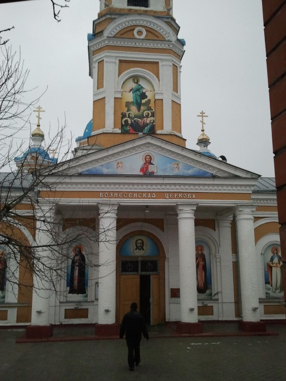 Церковь Вознесения Господня, Курск (Курск, город, Курская область). архитектурные детали, Судя по фото на sobory.ru с 2003г. это уже третий вариант оформления портала над входом