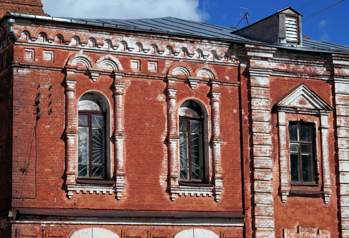 Церковь Воскресения Христова, Собинка (Собинский район, Владимирская область). архитектурные детали, Фрагмент фасада с окнами второго яруса