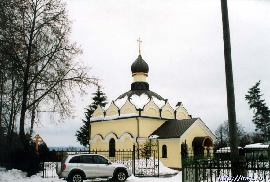 Звенигород. Церковь Богоявления Господня на Городке. общий вид в ландшафте