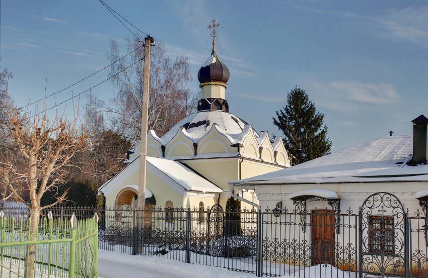 Звенигород. Церковь Богоявления Господня на Городке. общий вид в ландшафте