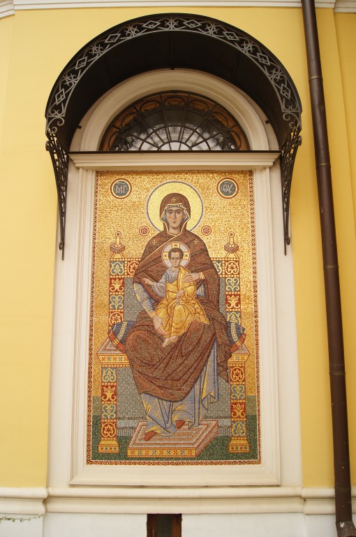 Церковь Михаила Архангела, Михайловская Слобода (Раменский район и гг. Бронницы, Жуковский, Московская область). архитектурные детали, Мозаичный образ на стене храма.