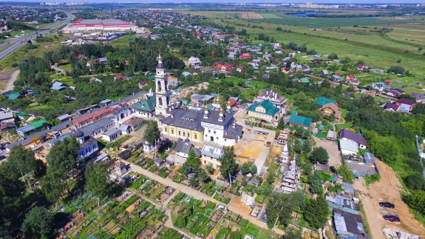 Церковь Михаила Архангела, Михайловская Слобода (Раменский район и гг. Бронницы, Жуковский, Московская область). общий вид в ландшафте