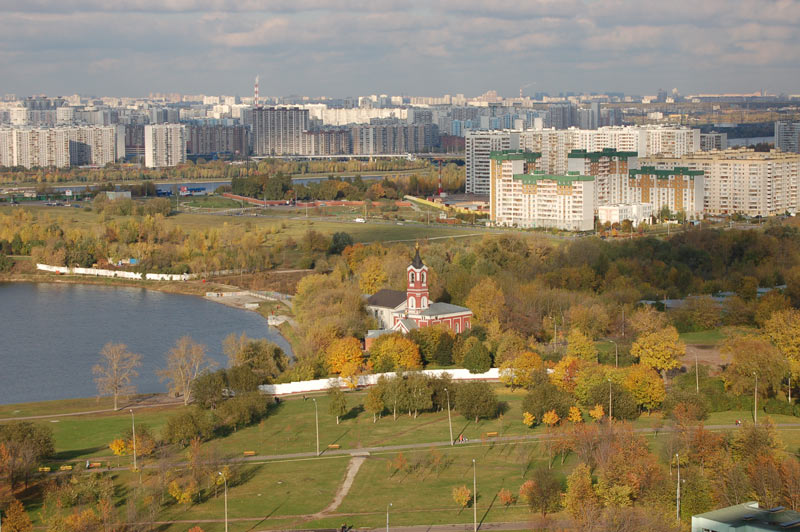 Орехово-Борисово Северное. Церковь Троицы Живоначальной в Борисове. общий вид в ландшафте