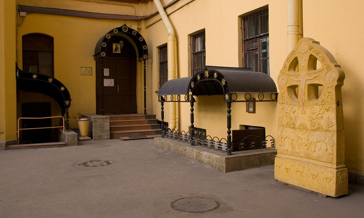 Церковь Иоанна Богослова на Леушинском подворье, Центральный район (Санкт-Петербург, г. Санкт-Петербург). дополнительная информация, Вход в храм из внутреннего двора