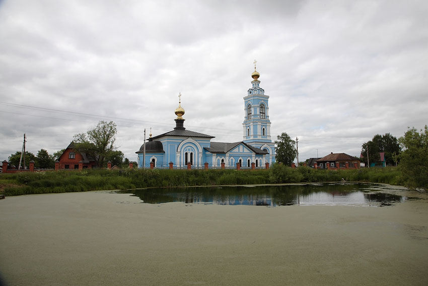 Ляховицы. Церковь Бориса и Глеба. общий вид в ландшафте