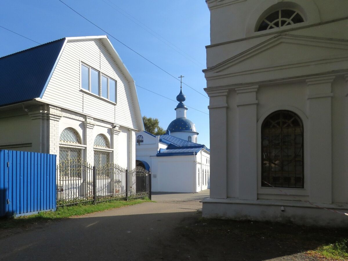 Церковь Боголюбской иконы Божией Матери, Александров (Александровский район, Владимирская область). дополнительная информация, Слева дом причта, справа колокольня