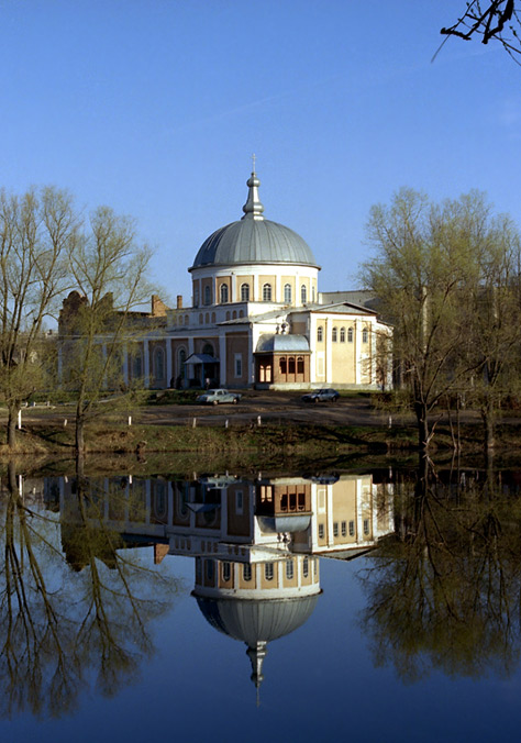 Киров. Кафедральный собор Александра Невского. фасады, Снято апрель 2003 г.
В 2000 г начтали делать колокольню, на снимке видны некие конструкции, которые привели к разрушению фундамента и летом 2003 г. колокольня была опять разрушена.