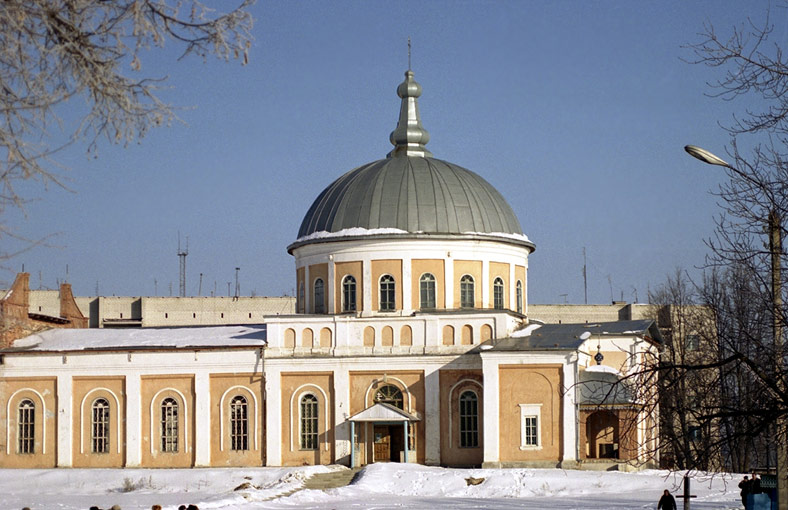 Кафедральный собор Александра Невского, Киров (Кировский район, Калужская область). фасады, Снято январь 2003. Вид с Южной стороны. До демонтажа колокольни летом 2003 года вход был с этой стороны.
