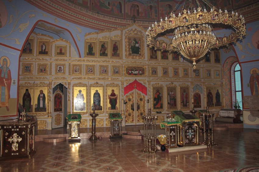 Кафедральный собор Александра Невского, Киров (Кировский район, Калужская область). интерьер и убранство, Интерьер основного храма