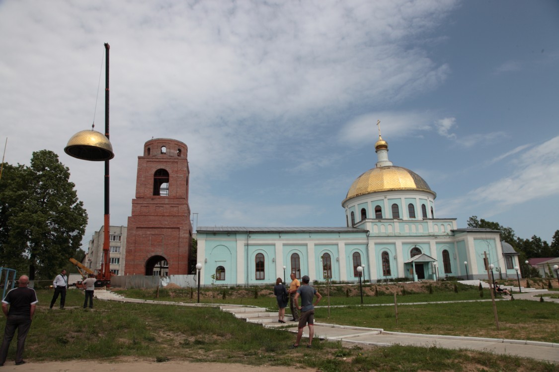 Кафедральный собор Александра Невского, Киров (Кировский район, Калужская область). документальные фотографии, Установка купола и креста на колокоьню