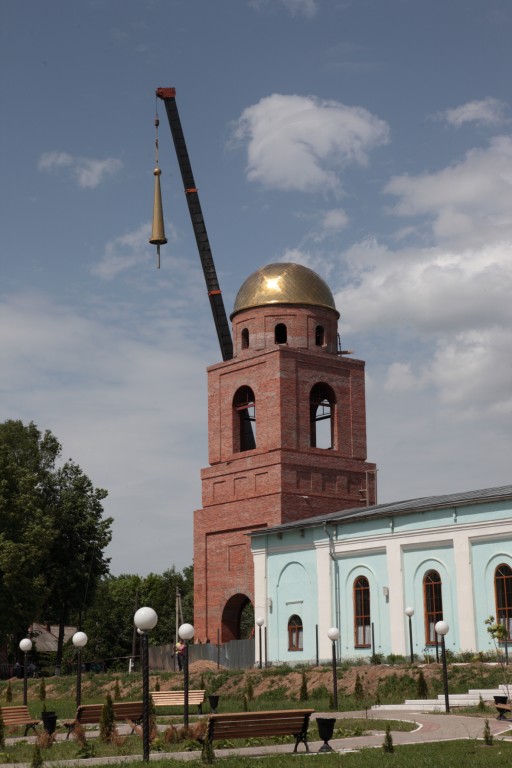 Кафедральный собор Александра Невского, Киров (Кировский район, Калужская область). документальные фотографии, Установка купола и креста на колокоьню