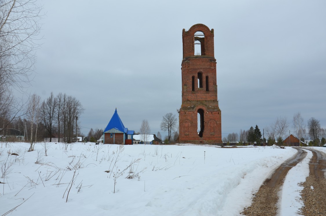 Церковь Успения Пресвятой Богородицы, Бережки (Кировский район, Калужская область). общий вид в ландшафте