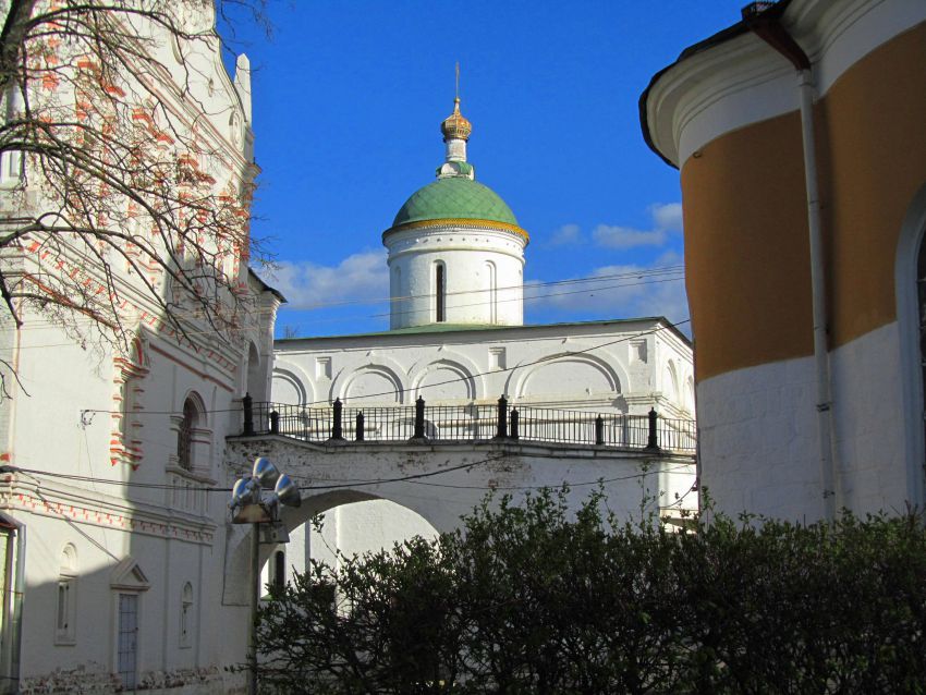 Собор Михаила Архангела, Рязань (Рязань, город, Рязанская область). дополнительная информация, вид с северо-запада, слева - Архиерейский дом, справа - Христорождественский собор