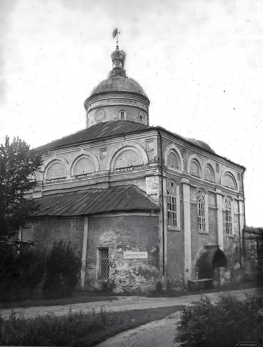 Собор Михаила Архангела, Рязань (Рязань, город, Рязанская область). архивная фотография, Северный фасад и часть восточного окрашены, цветом выделены лопатки и рельефы ложных закомар. На стенах частично осыпалась штукатурка, выбиты стекла в окнах. В восточном окне северного фасада убрана труба. У северного портала устроена лавочка. На фасаде северной апсиды висит табличка «Художественный музей» со стрелкой налево.