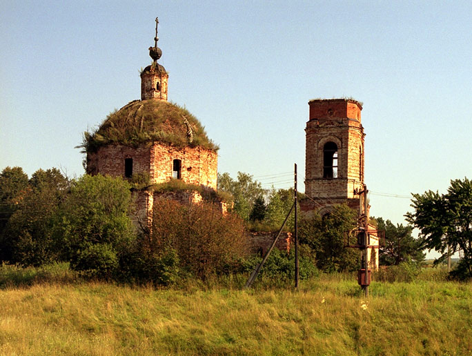 Церковь Владимирской иконы Божией Матери, Зубово (Юхновский район, Калужская область). общий вид в ландшафте, Снято в августе 2004