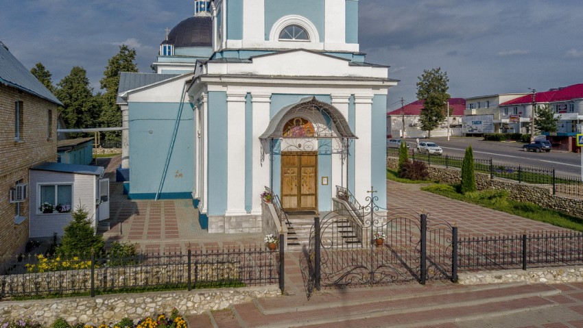 Церковь Смоленской иконы Божией Матери, Сухиничи (Сухиничский район, Калужская область). архитектурные детали, Крыльцо главного входа