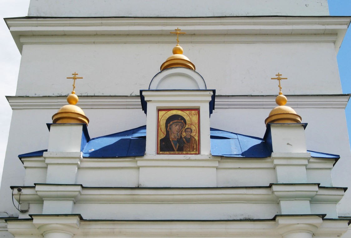 Церковь Казанской иконы Божией Матери, Константиново (Рыбновский район, Рязанская область). архитектурные детали, Навершие притвора главных врат храма с иконой Казанской Божией Матери