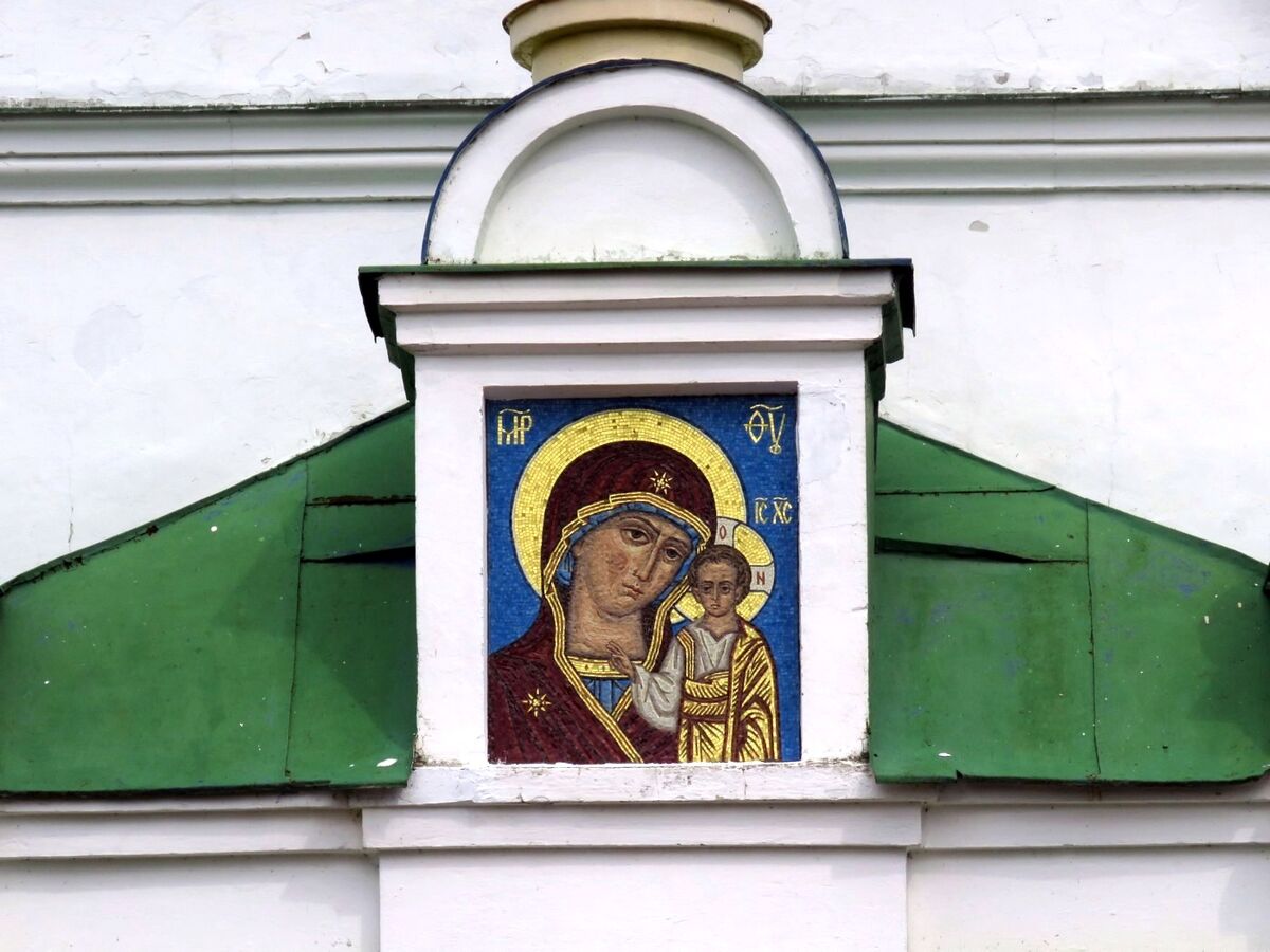 Церковь Казанской иконы Божией Матери, Константиново (Рыбновский район, Рязанская область). архитектурные детали, Фрагмент фасада с храмовой иконой